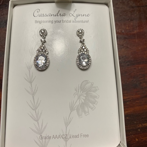 NWOT Beautiful bridal dangles - Picture 1 of 3